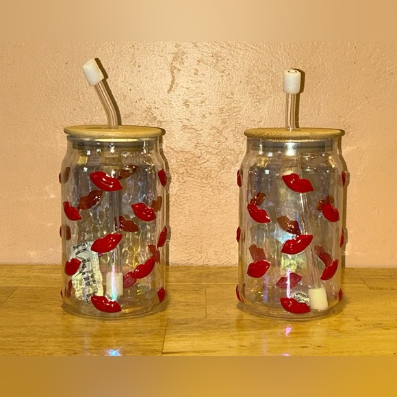 HEARTS AND KISSES 2pc Glass Embossed Lips Luster Sippers + Lid & Straw. NWTS - Picture 3 of 5
